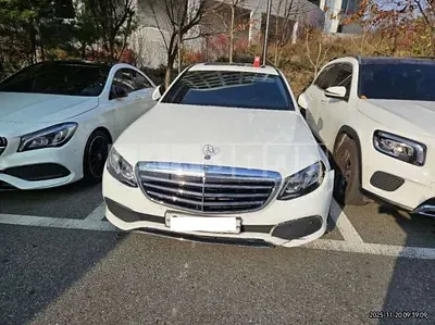 Photo 1 of 12: 2018 Mercedes-Benz E 300 4Matic, VIN WDDZF4KB1JA335748 — Korean insurance auction