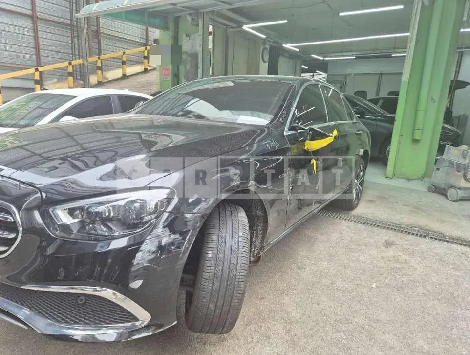 Photo 2 of 19: 2021 Mercedes-Benz E300 e 4Matic — Korean insurance auction