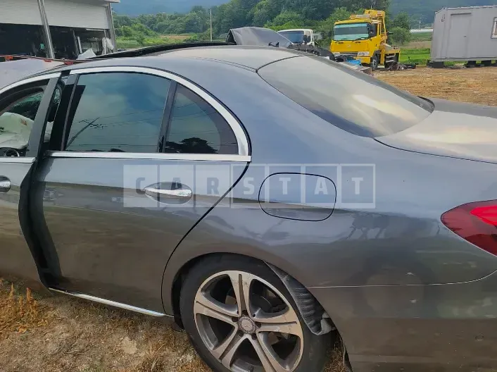 Photo 2 of 9: 2017 Mercedes-Benz E300 4Matic, VIN WDDZF4KB3HA113836 — Korean insurance auction