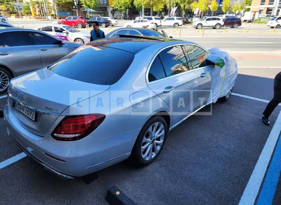 Photo 2 of 13: 2017 Mercedes-Benz E 300 4Matic, VIN WDDZF4KB4HA257153 — Korean insurance auction