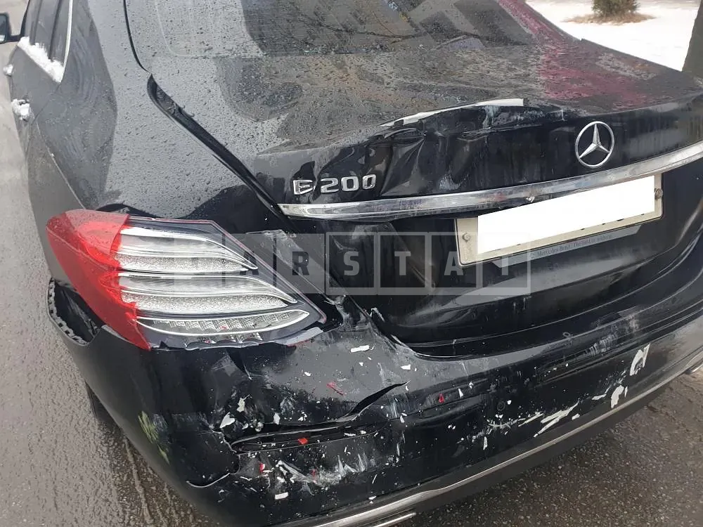 Photo 2 of 18: 2018 Mercedes-Benz E200, VIN WDDZF4CB7JA435142 — Korean insurance auction
