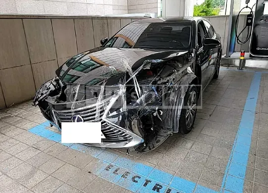 Photo 2 of 33: 2018 Lexus ES300h, VIN JTHBW1GG6J2169508 — Korean insurance auction