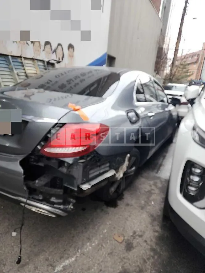 Photo 2 of 7: 2019 Mercedes-Benz E300, VIN WDDZF4JB6KA577647 — Korean insurance auction