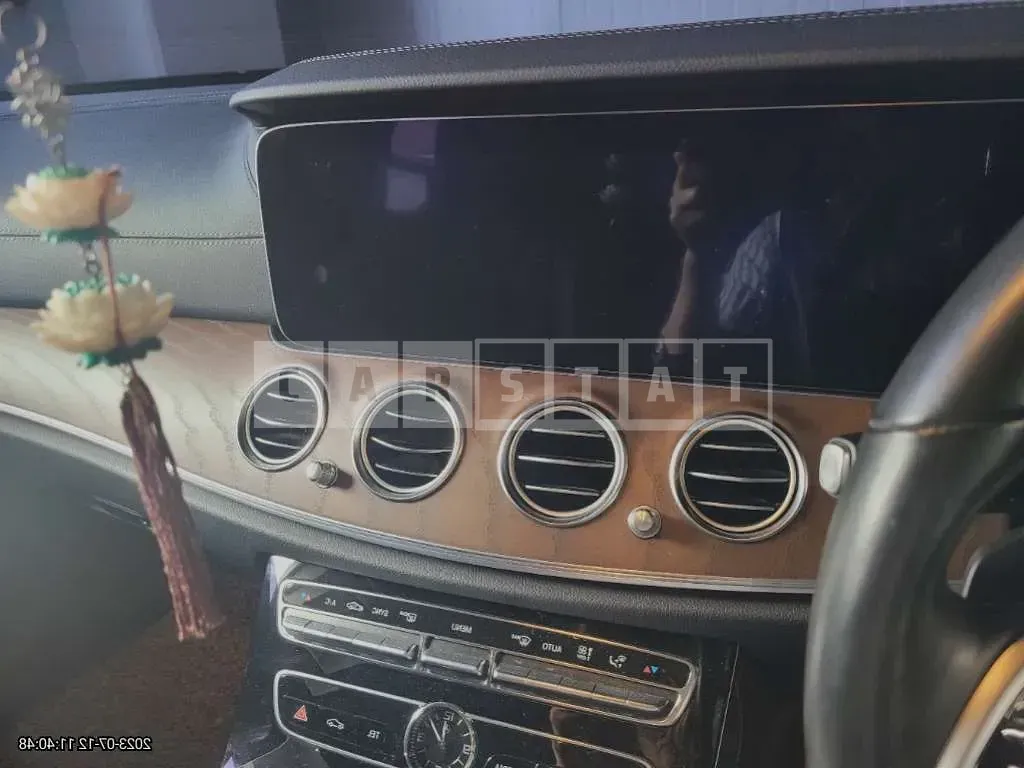 Photo 2 of 9: 2019 Mercedes-Benz E 300, VIN WDDZF4JB5KA532294 — Korean insurance auction