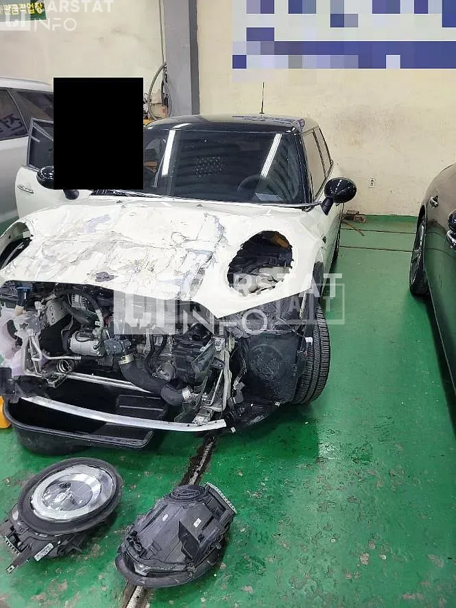 Photo 2 of 6: 2017 MINI Cooper Five-Door, VIN WMWXU1105J2G06181 — Korean insurance auction