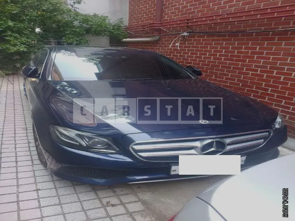 Photo 2 of 2: 2019 Mercedes-Benz E300 4Matic, VIN WDDZF4KB2KA671667 — Korean insurance auction