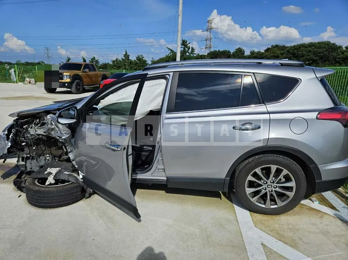 Photo 2 of 5: 2018 Toyota RAV4 2WD, VIN JTMYFREVXJD111210 — Korean insurance auction