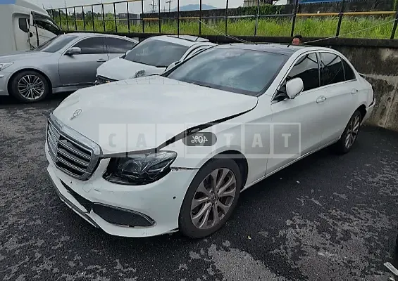 Photo 2 of 9: 2019 Mercedes-Benz E 300 4Matic, VIN WDDZF4KB7KA684110 — Korean insurance auction