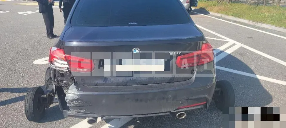 Photo 2 of 8: 2018 BMW 320i — Korean insurance auction