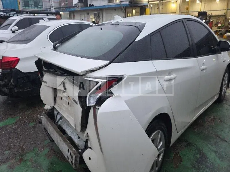 Photo 2 of 13: 2016 Toyota Prius — Korean insurance auction