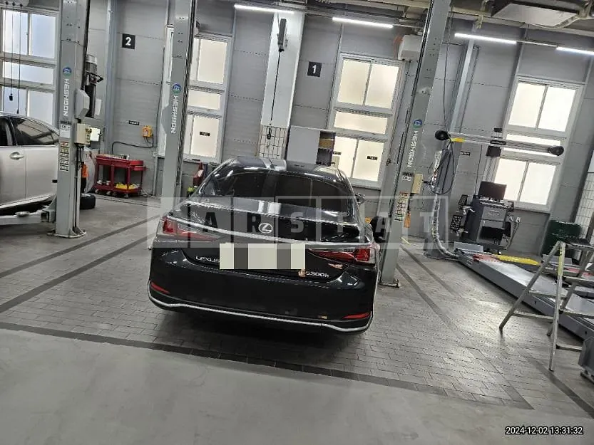 Photo 2 of 47: 2020 Lexus ES300h — Korean insurance auction