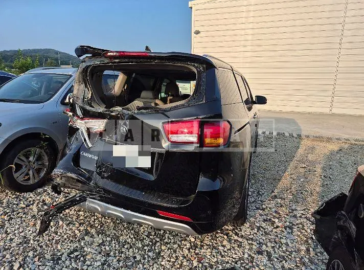 Photo 2 of 9: 2017 Kia Carnivals — Korean insurance auction
