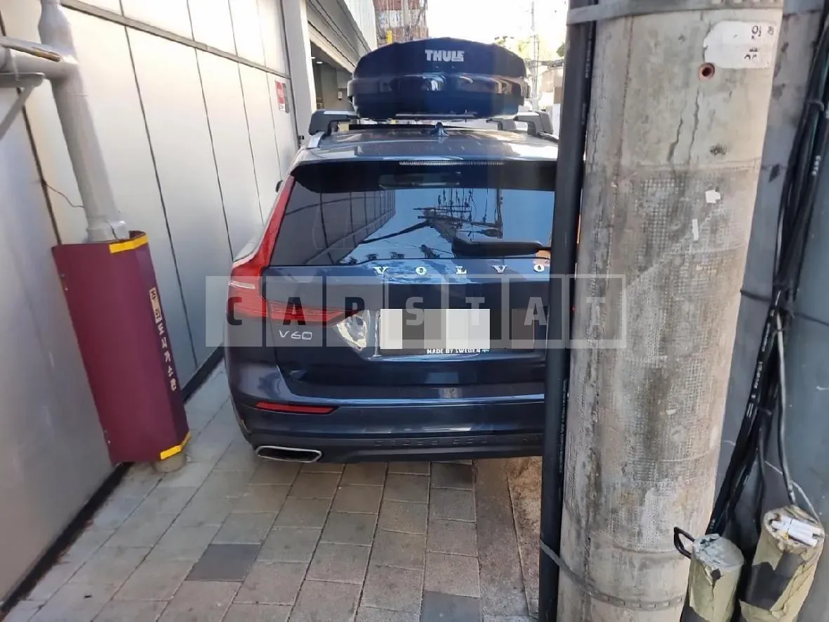 Photo 2 of 6: 2020 Volvo V60, VIN YV1ZZ102CL1048202 — Korean insurance auction