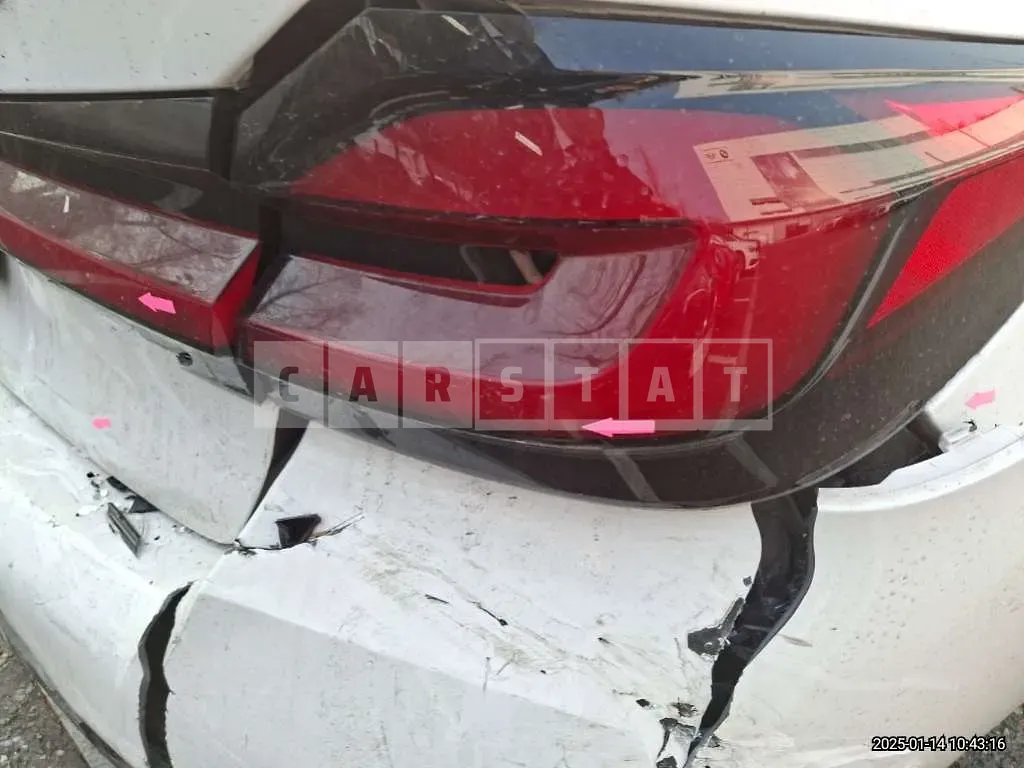 Photo 2 of 36: 2021 BMW 520i — Korean insurance auction