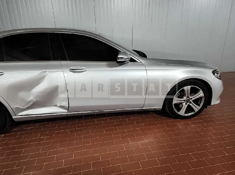 Photo 2 of 15: 2017 Mercedes-Benz E 200, VIN WDDZF4CB1HA275317 — Korean insurance auction