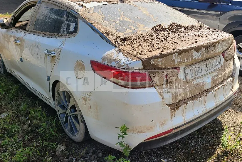 Photo 2 of 4: 2017 Kia K5, VIN KNAGX411BHA136252 — Korean insurance auction