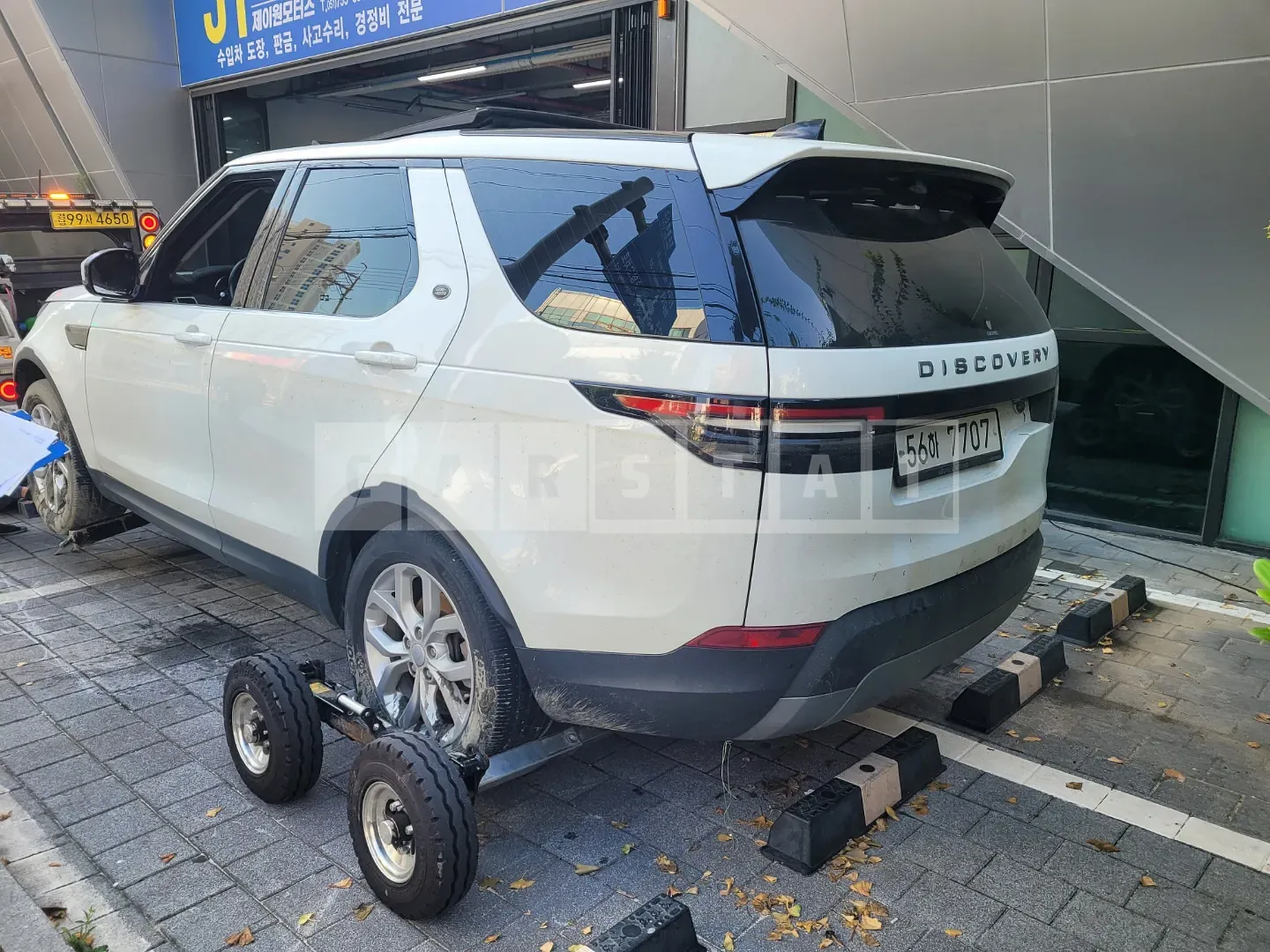 Photo 2 of 20: 2018 Land Rover Discovery SD4, VIN SALRA2BN1JA048135 — Korean insurance auction