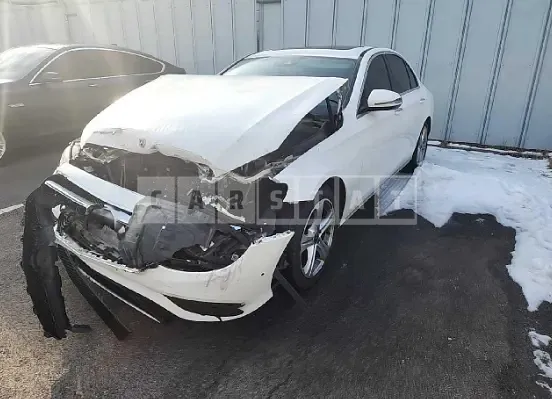 Photo 2 of 50: 2018 Mercedes-Benz E 200, VIN WDDZF4CB7JA408152 — Korean insurance auction