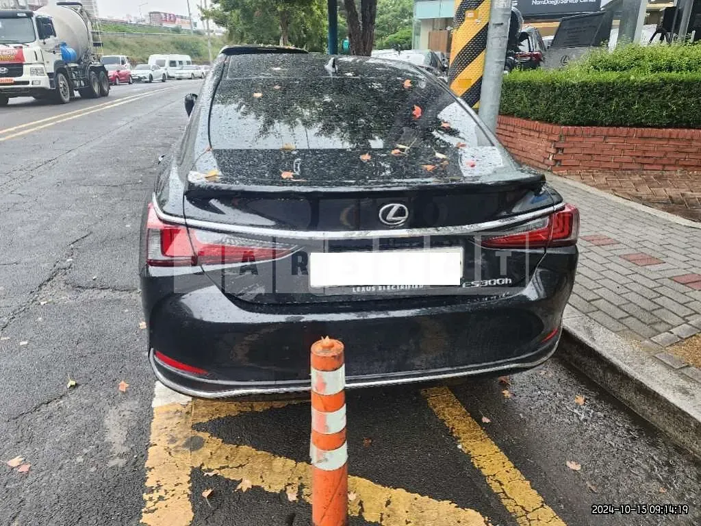 Photo 2 of 17: 2024 Lexus ES300h — Korean insurance auction
