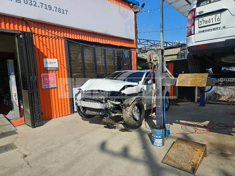 Photo 2 of 16: 2017 Jaguar F-Pace 20d, VIN SADCA2BN8HA489465 — Korean insurance auction