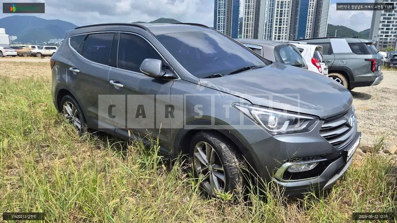Photo 2 of 14: 2017 Hyundai Santa Fe, VIN KMHSW81UDJU786063 — Korean insurance auction