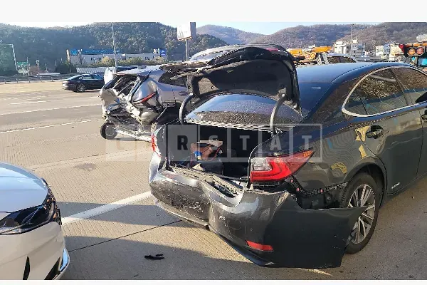 Photo 2 of 7: 2018 Lexus ES300h, VIN JTHBW1GGXJ2173397 — Korean insurance auction