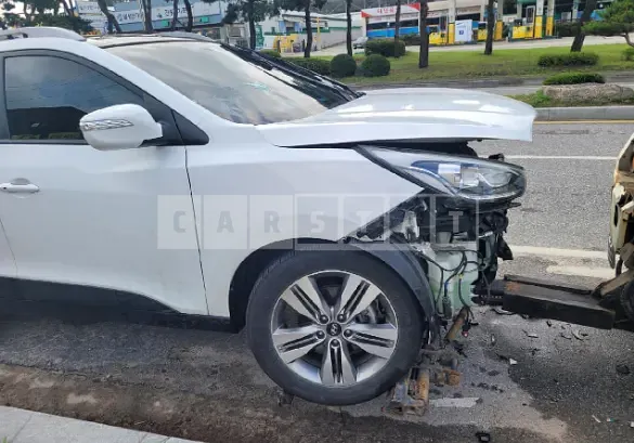 Photo 2 of 16: 2015 Hyundai Tucson, VIN KMHJT81VBFU988432 — Korean insurance auction