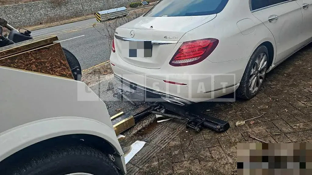 Photo 2 of 10: 2019 Mercedes-Benz E220 d — Korean insurance auction