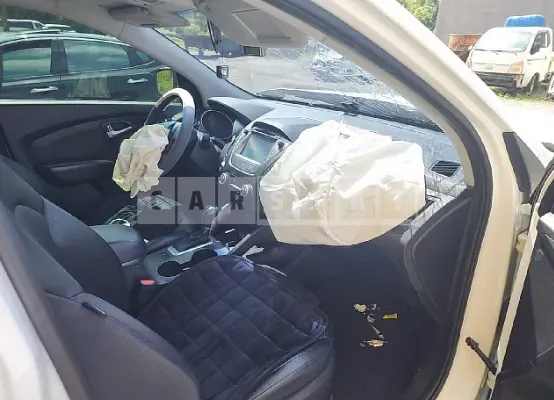Photo 2 of 12: 2015 Hyundai Tucson, VIN KMHJT81VBFU031603 — Korean insurance auction