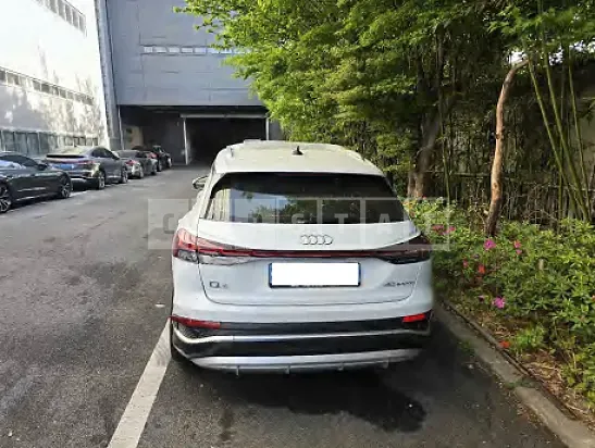 Photo 2 of 11: 2022 Audi Q4 e-tron 40 — Korean insurance auction