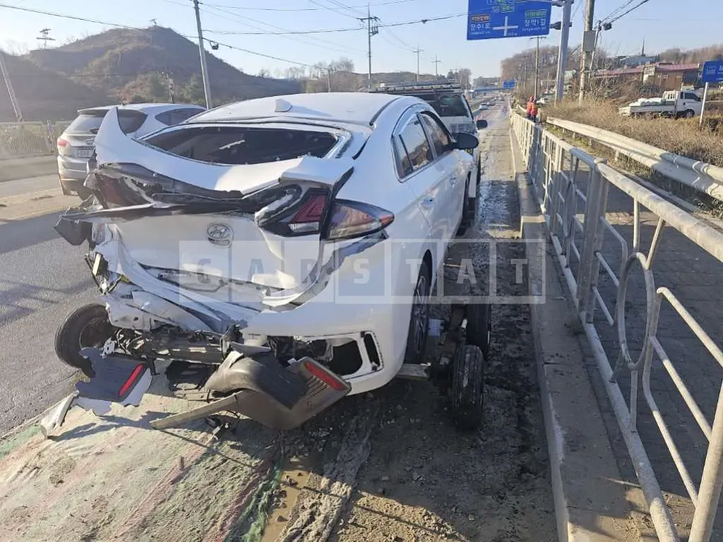 Photo 2 of 3: 2020 Hyundai Modern Ionic Electric, VIN KMHC051JFLU073703 — Korean insurance auction