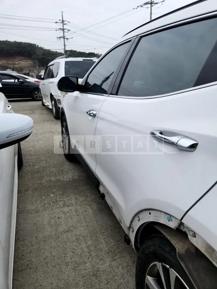 Photo 2 of 11: 2015 Hyundai Santa Fe, VIN KMHSW81UBFU446969 — Korean insurance auction
