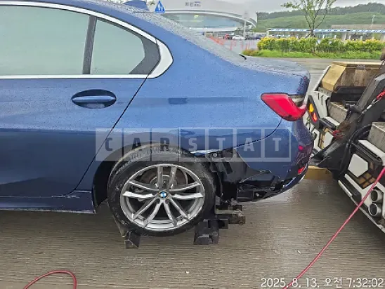 Photo 2 of 6: 2021 BMW 320i — Korean insurance auction