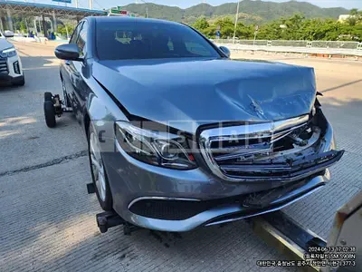 Photo 1 of 19: 2019 Mercedes-Benz E220d 4Matic — Korean insurance auction