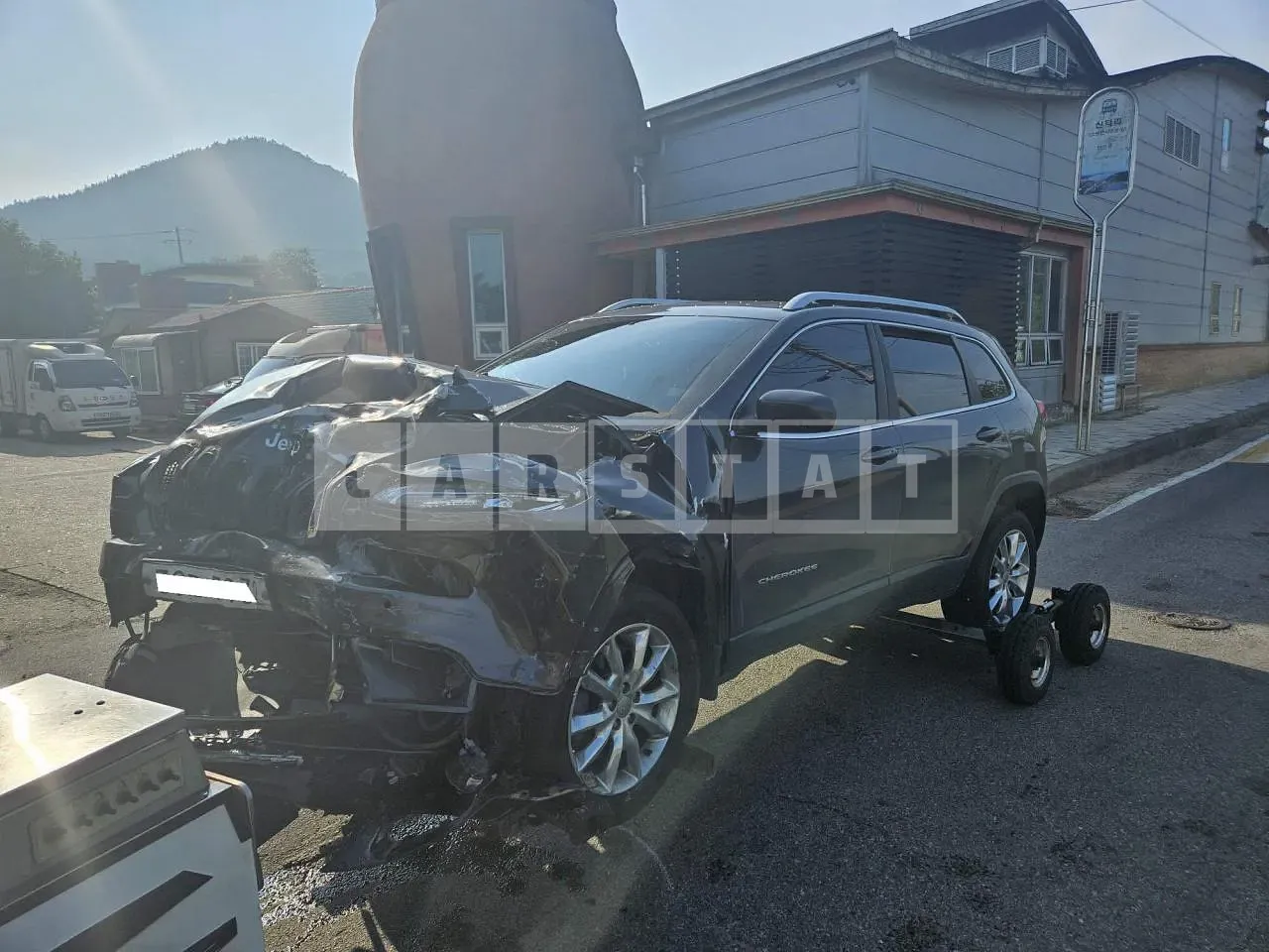 Photo 2 of 11: 2015 Jeep Cherokee, VIN 1C4PJMDY6FW641808 — Korean insurance auction