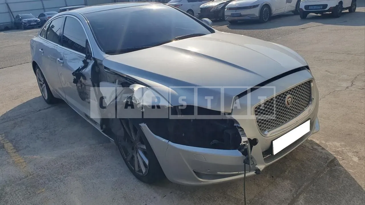 Photo 2 of 17: 2017 Jaguar XJ 3.0d, VIN SAJAA1296HNW06955 — Korean insurance auction