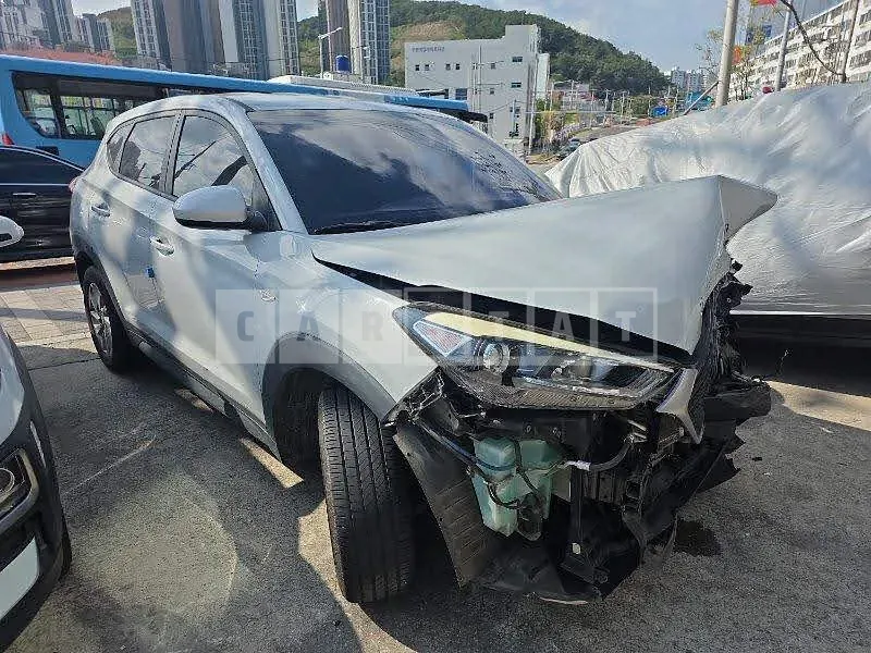 Photo 2 of 16: 2016 Hyundai Tucson, VIN KMHJ2812GHU327704 — Korean insurance auction