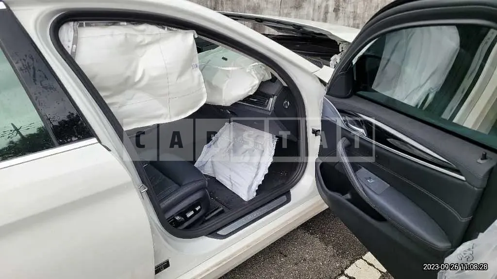 Photo 2 of 39: 2019 BMW 530i xDrive Luxury, VIN WBAJD9101KWW43563 — Korean insurance auction