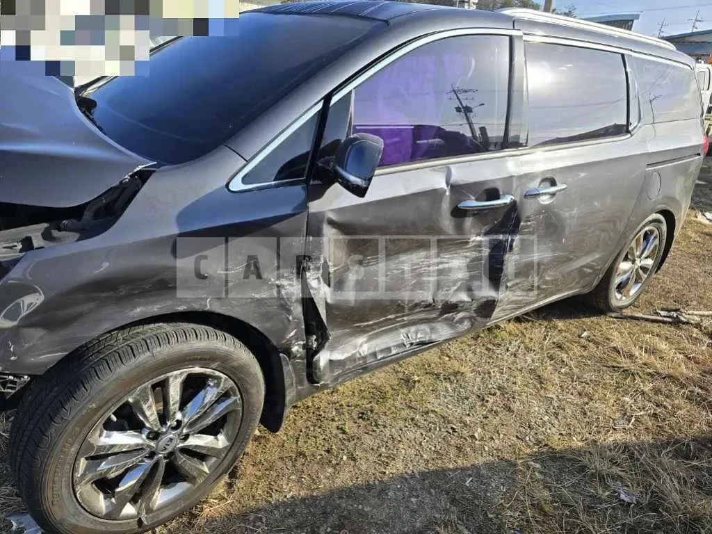 Photo 2 of 13: 2015 Kia Carnivals — Korean insurance auction