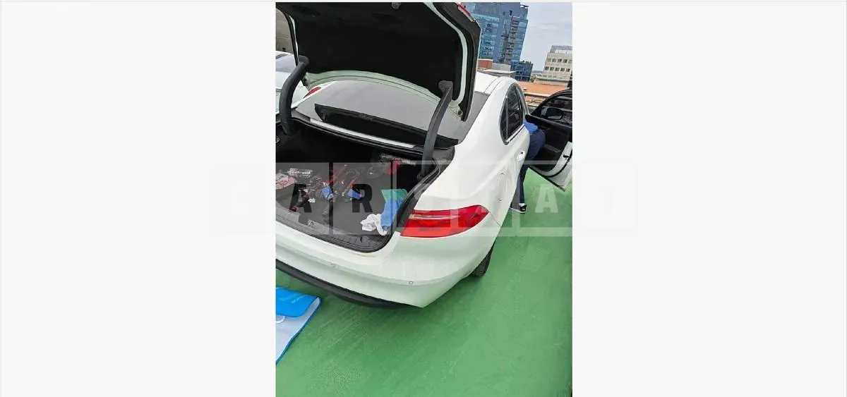 Photo 2 of 8: 2017 Jaguar XF 20d — Korean insurance auction