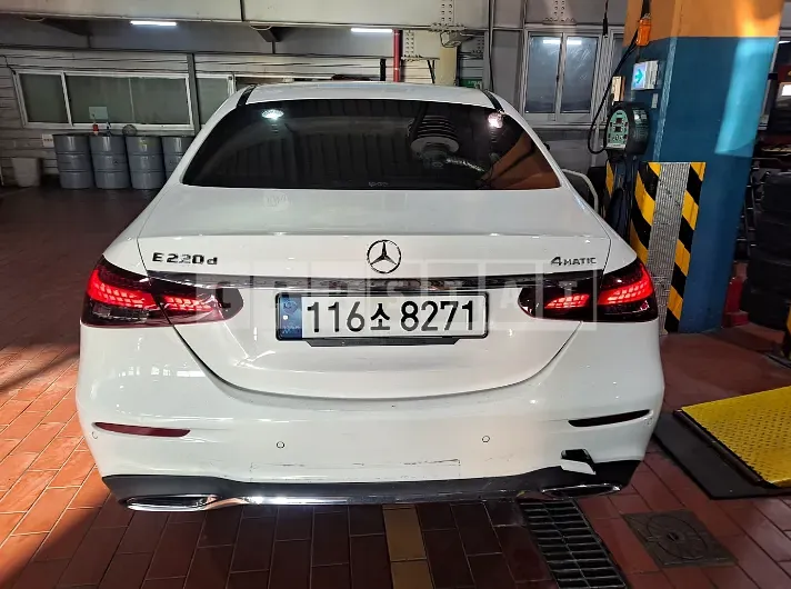 Photo 2 of 33: 2021 Mercedes-Benz E220 d 4Matic, VIN W1KZF0FB4MA932352 — Korean insurance auction