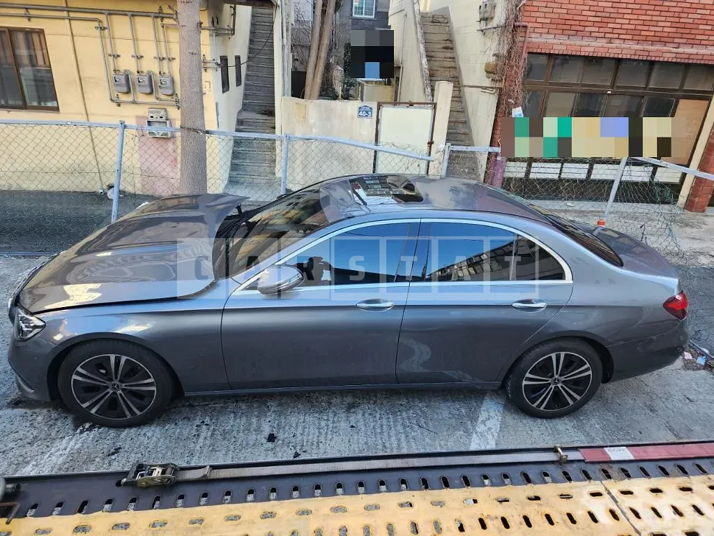 Photo 2 of 7: 2021 Mercedes-Benz E250, VIN W1KZF4FB2MA956821 — Korean insurance auction