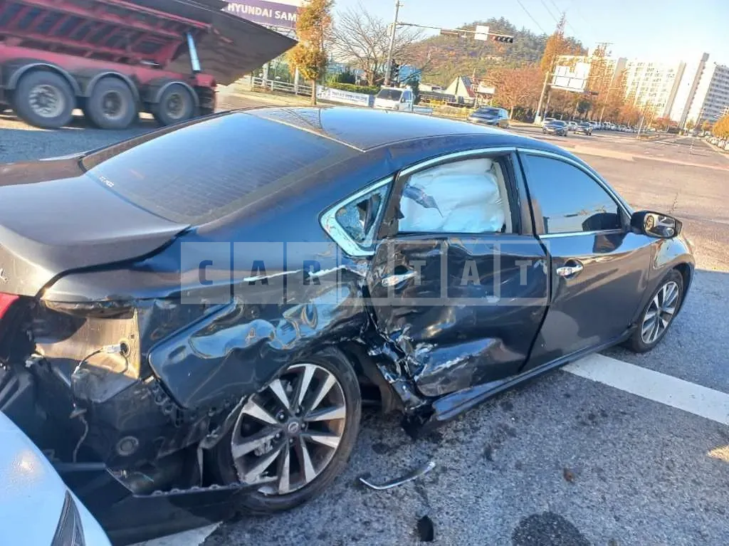 Photo 2 of 4: 2017 Nissan Altima 2.5, VIN 1N4AL3AP1HC284814 — Korean insurance auction
