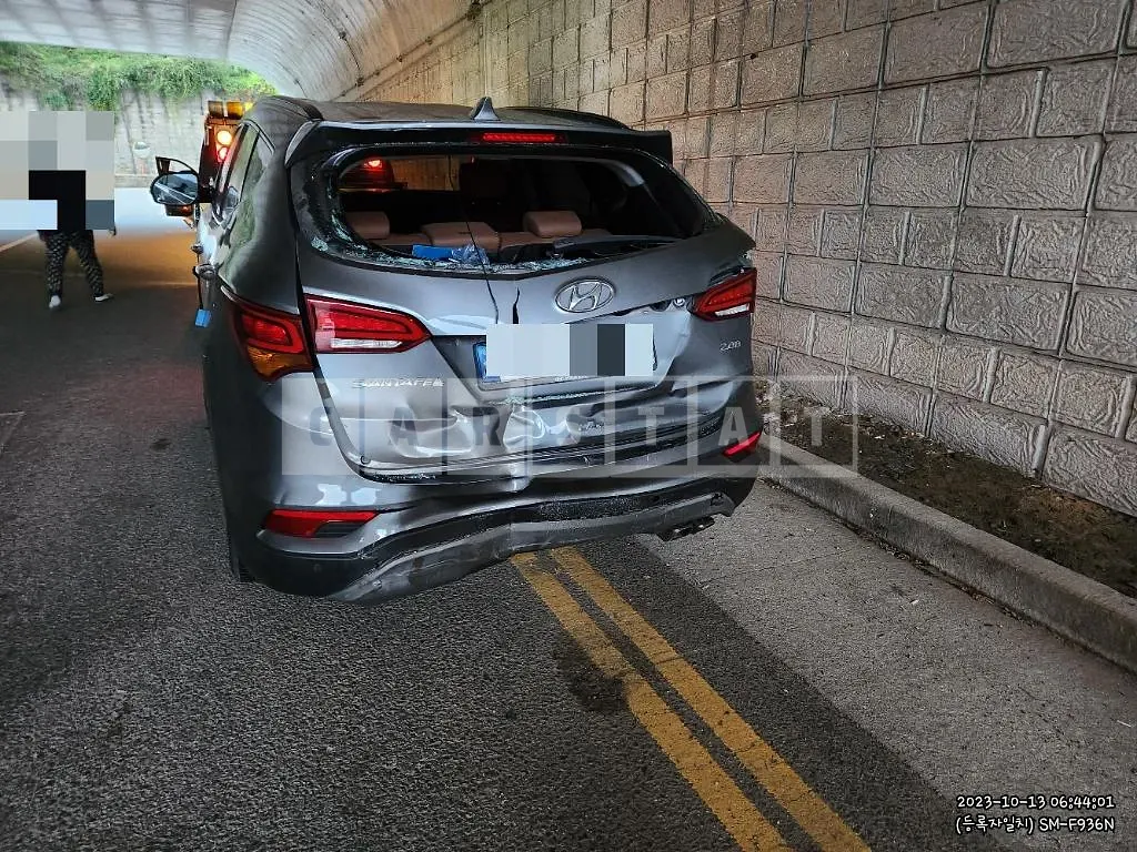 Photo 2 of 9: 2017 Hyundai Santa Fe DM 2.0, VIN KMHSW81UBJU854015 — Korean insurance auction