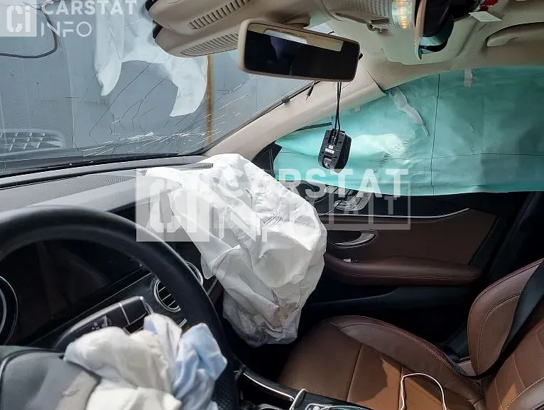 Photo 2 of 19: 2018 Mercedes-Benz E220 d, VIN WDDZF0EB0JA428409 — Korean insurance auction