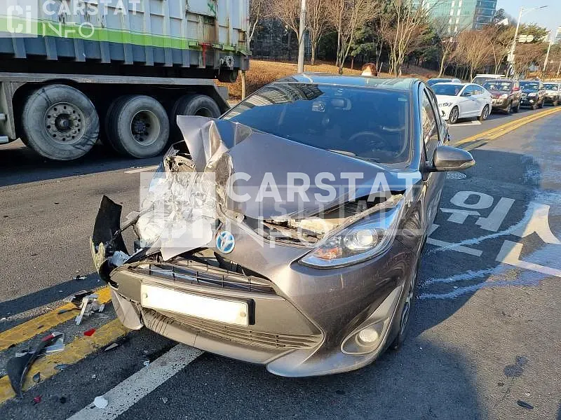 Photo 2 of 32: 2018 Toyota Prius C, VIN JTDKDTB33J1610329 — Korean insurance auction