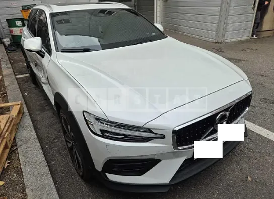 Photo 2 of 30: 2020 Volvo V60CC T5 AWD — Korean insurance auction
