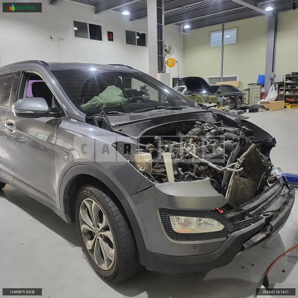Photo 2 of 11: 2015 Hyundai Santa Fe, VIN KMHSW81UDFU467393 — Korean insurance auction