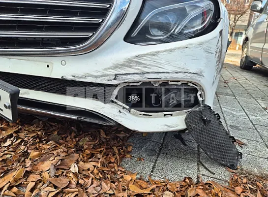 Photo 2 of 18: 2019 Mercedes-Benz E300 — Korean insurance auction
