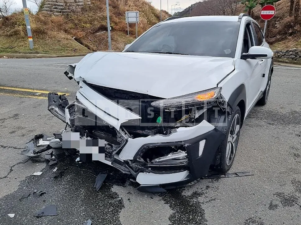 Photo 2 of 22: 2017 Hyundai Kona, VIN KMHK5816GJU060843 — Korean insurance auction